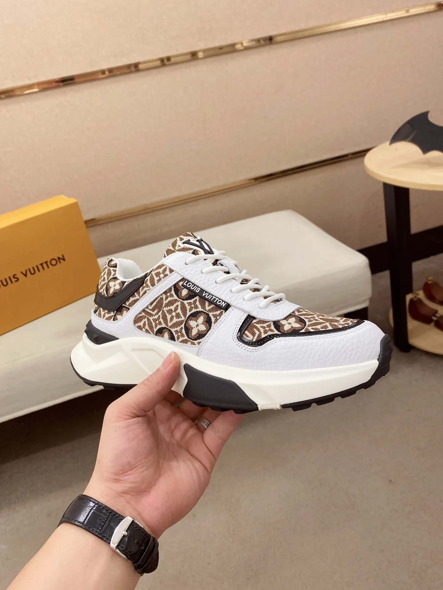 Men's shoes💰 462💰louis vuitton (Louis Vuitton/lv)🔍🔍The new counters are on sale at the same time. The uppers are imported from Italy. ️Re-engraved🇮🇹💪💪, ⚠Sole: The original sole is specially provided by the original factory, the exclusive movable molded sole is super comfortable, ⚠Original factory follow-up goods, 🔍🔍high quality, you can go in and out of the counter at will, welcome to compare⚠. Code number: 38-44 (45/46 customized, non-refundable)